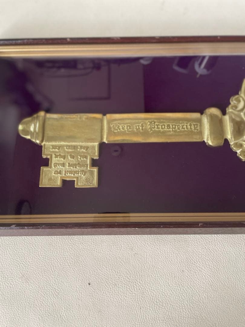 真鍮製 特大サイズ 特大キー 鍵 繁栄の鍵 縁起物 オブジェ 額縁入り 中古品