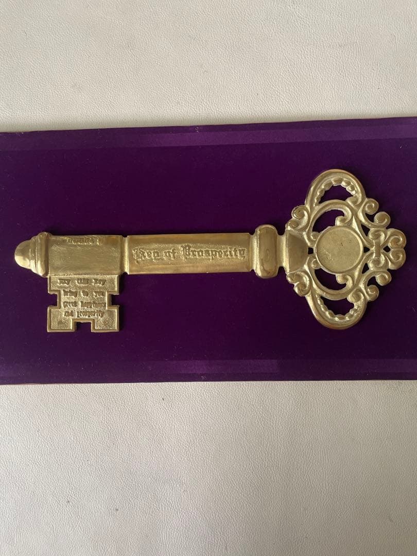真鍮製 特大サイズ 特大キー 鍵 繁栄の鍵 縁起物 オブジェ 額縁入り 中古品