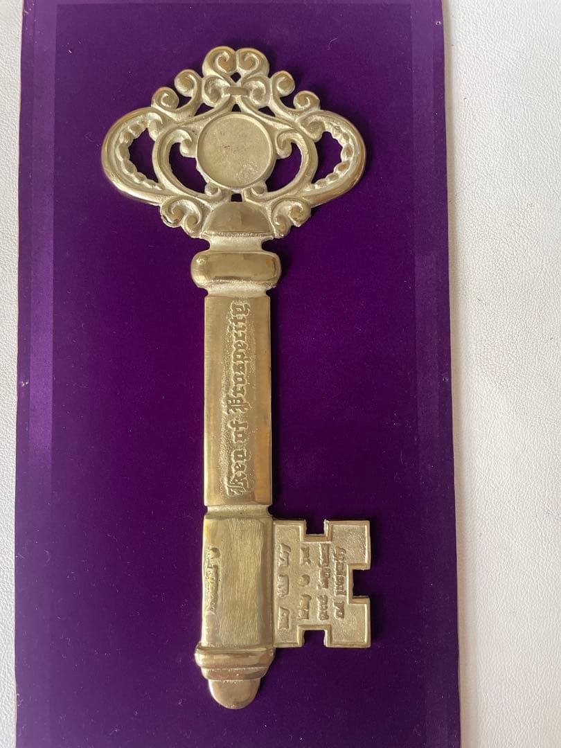 真鍮製 特大サイズ 特大キー 鍵 繁栄の鍵 縁起物 オブジェ 額縁入り 中古品