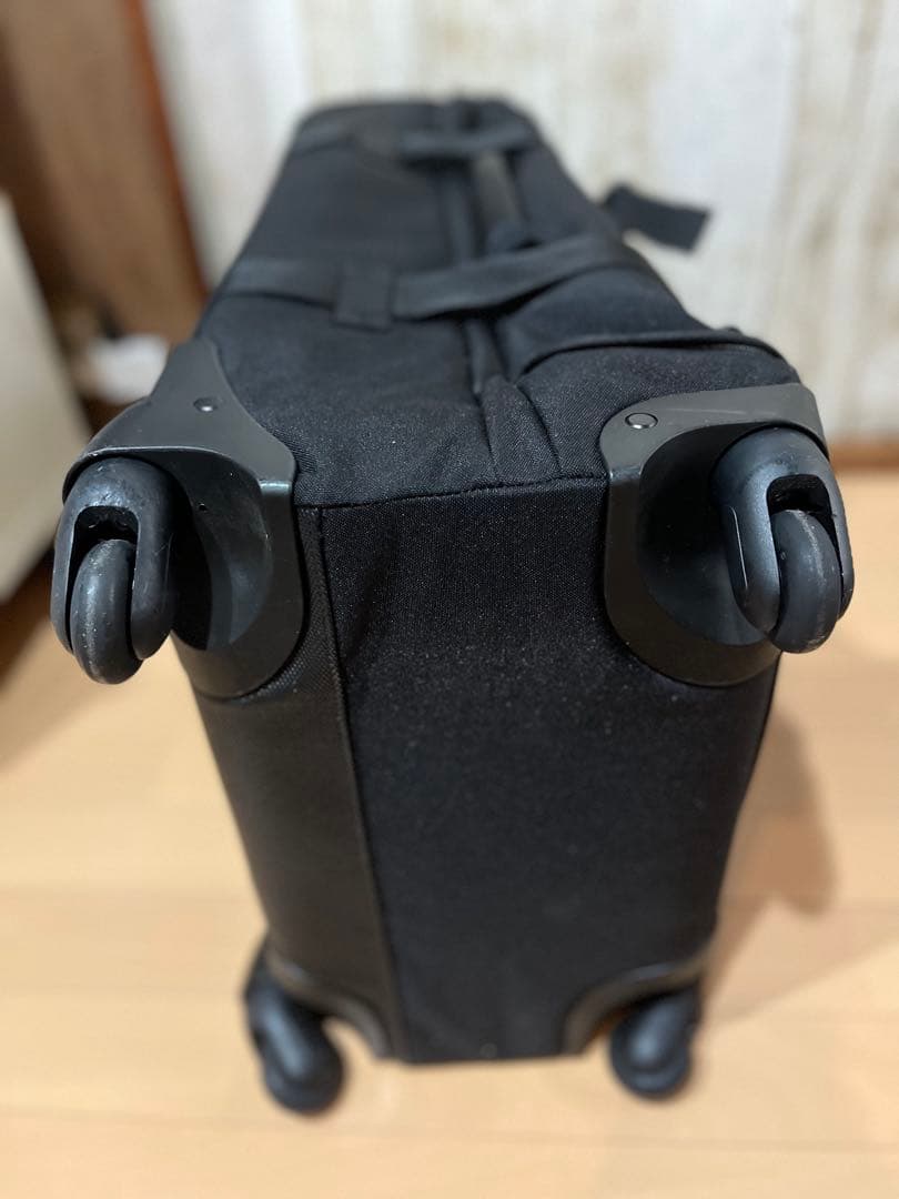 EASTPAK セミハードタイプ　キャリーバッグ　4輪　ブラック　中古品