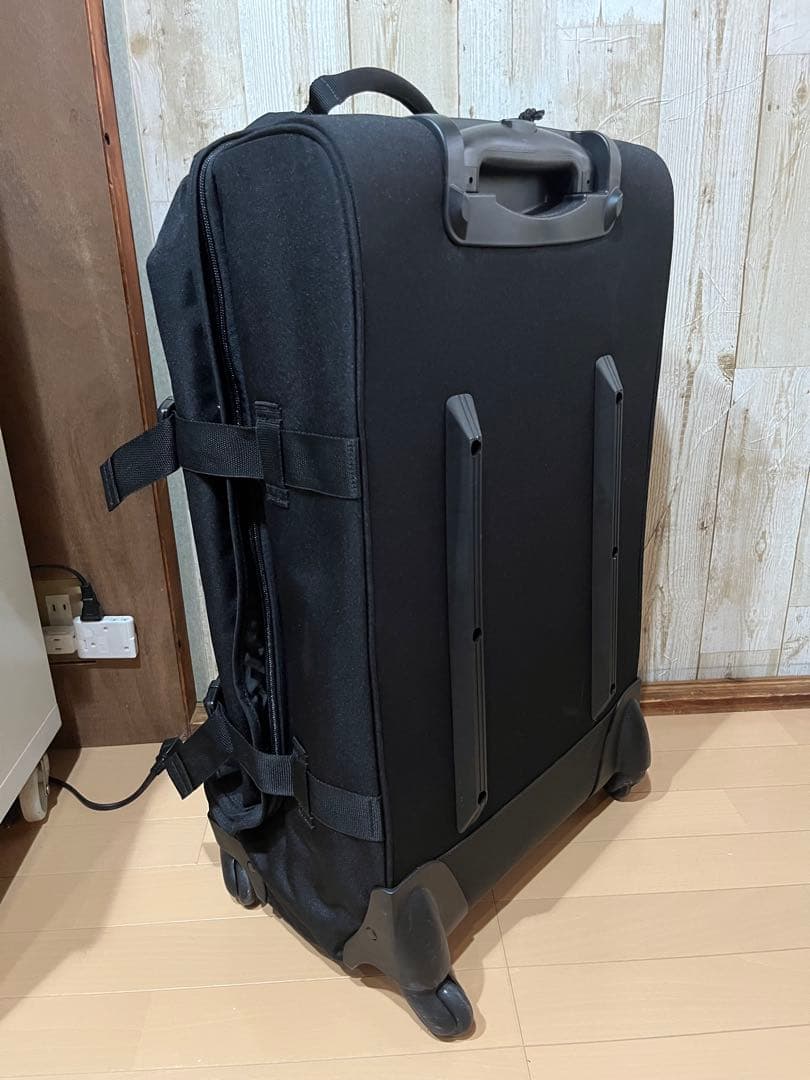 EASTPAK セミハードタイプ　キャリーバッグ　4輪　ブラック　中古品