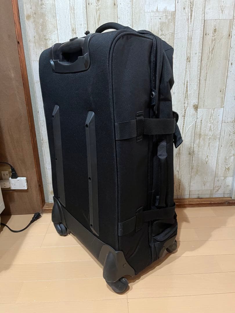 EASTPAK セミハードタイプ　キャリーバッグ　4輪　ブラック　中古品