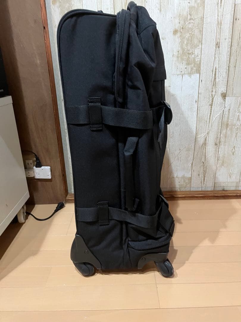 EASTPAK セミハードタイプ　キャリーバッグ　4輪　ブラック　中古品