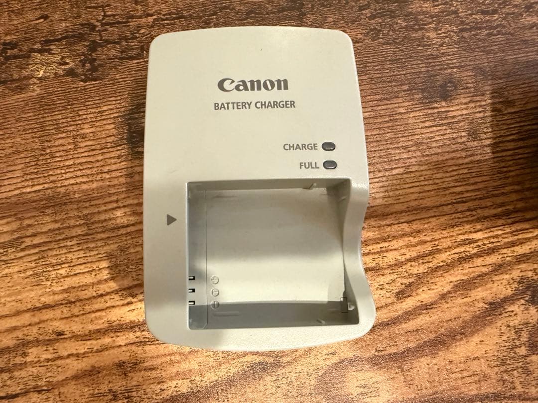 Canon S95 コンパクトデジタルカメラ 本体と充電器付き　【ジャンク品】