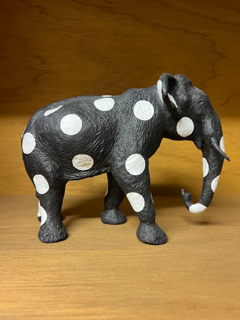 ジェフリー・バワ 水玉の象のオブジェクト