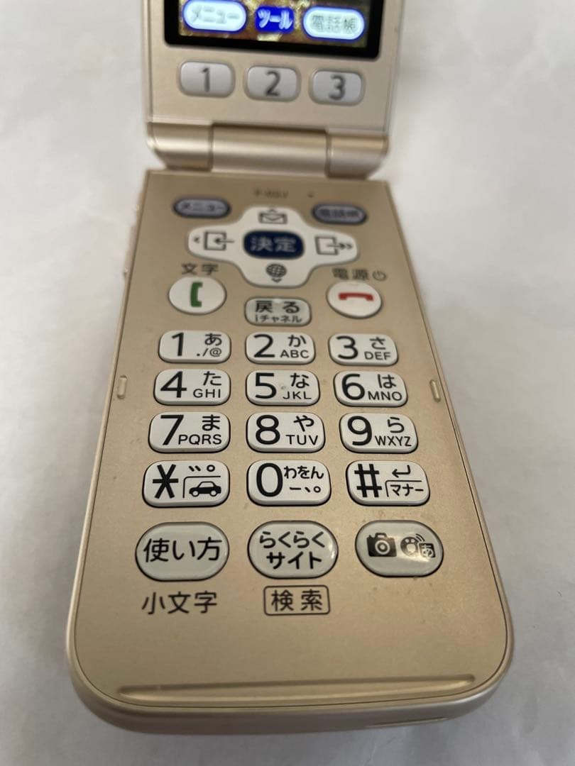 美品　docomo f-02j 折りたたみ式　らくらくホン　ゴールド ドコモ