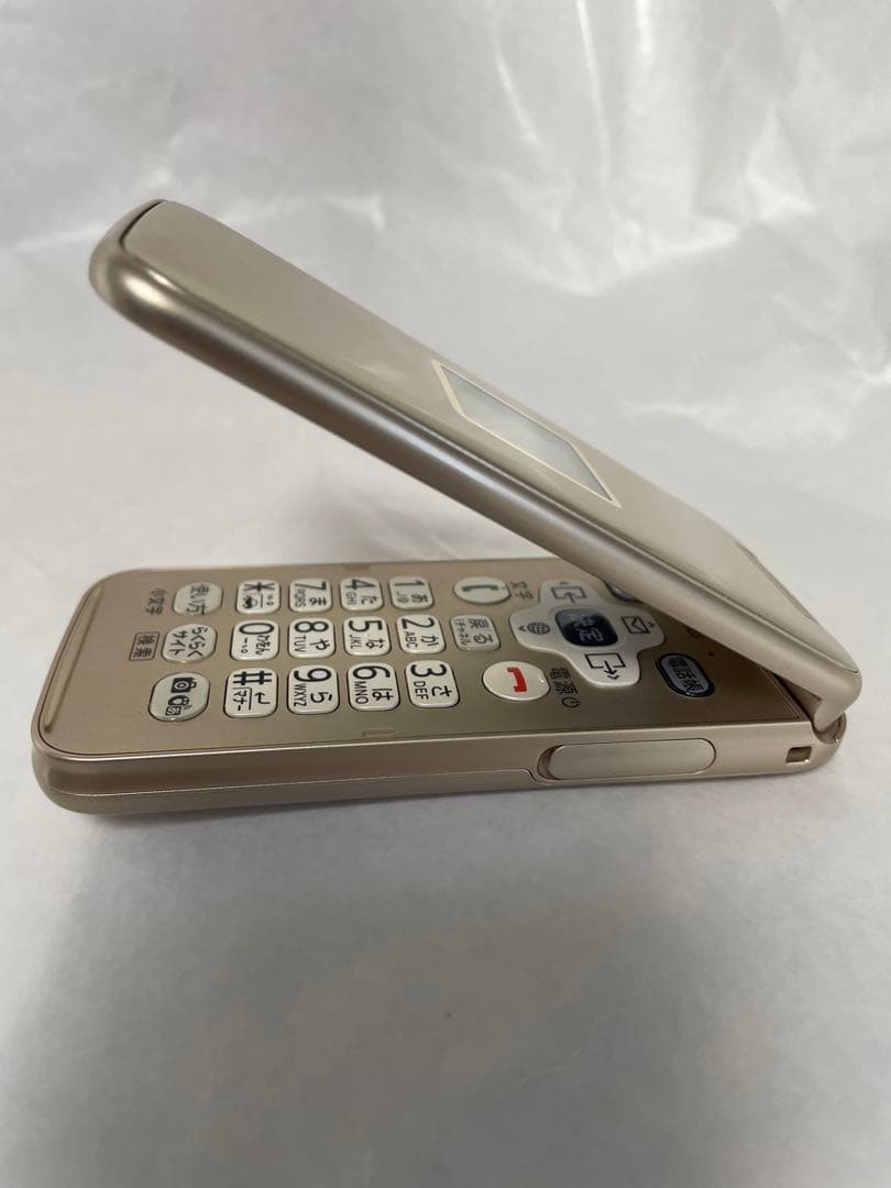 美品　docomo f-02j 折りたたみ式　らくらくホン　ゴールド ドコモ