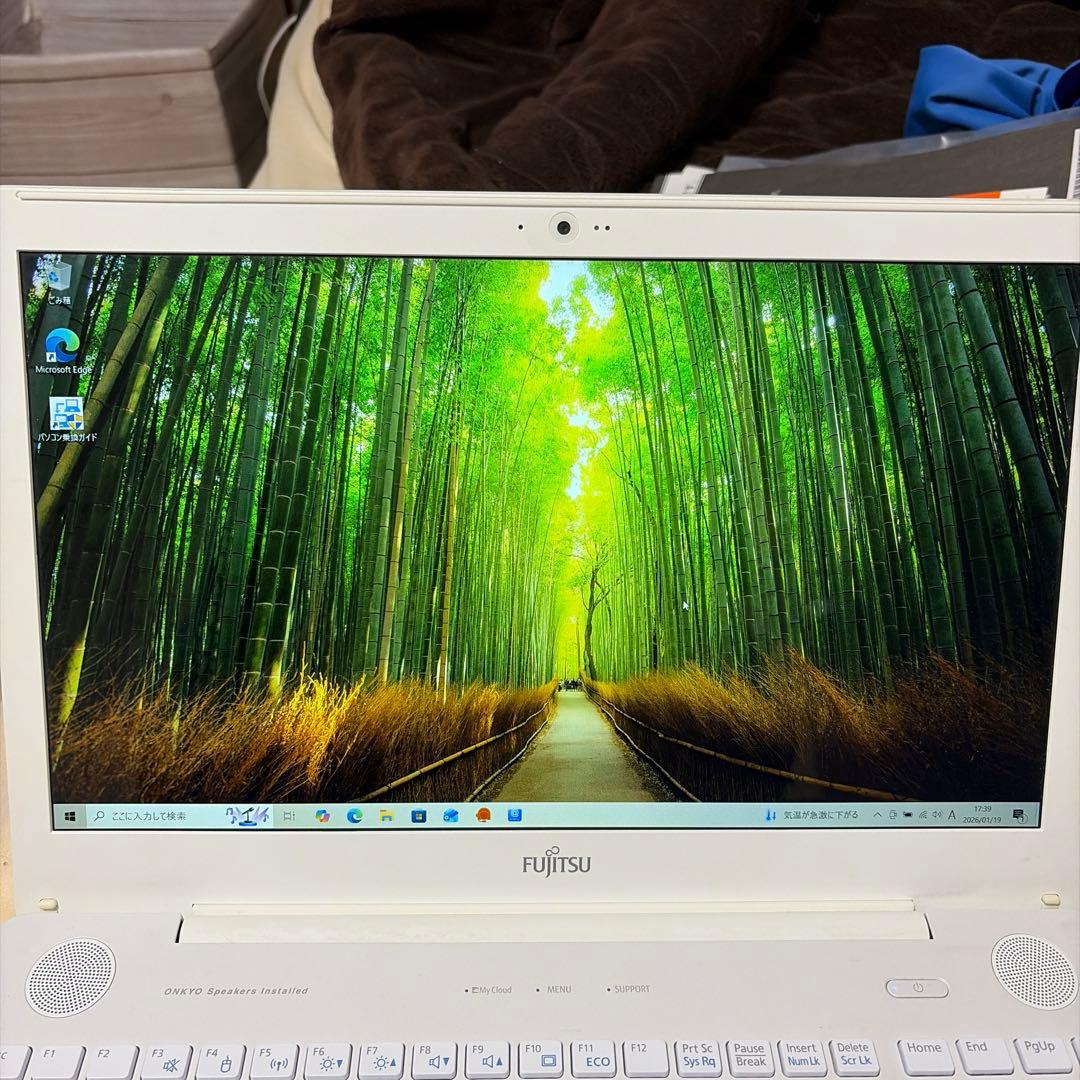 Fujitsu LIFEBOOK 15.6インチ ホワイトノートPC