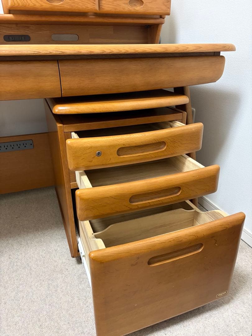 ①Maruni学習机(ワゴンとのセットのうち机部分)