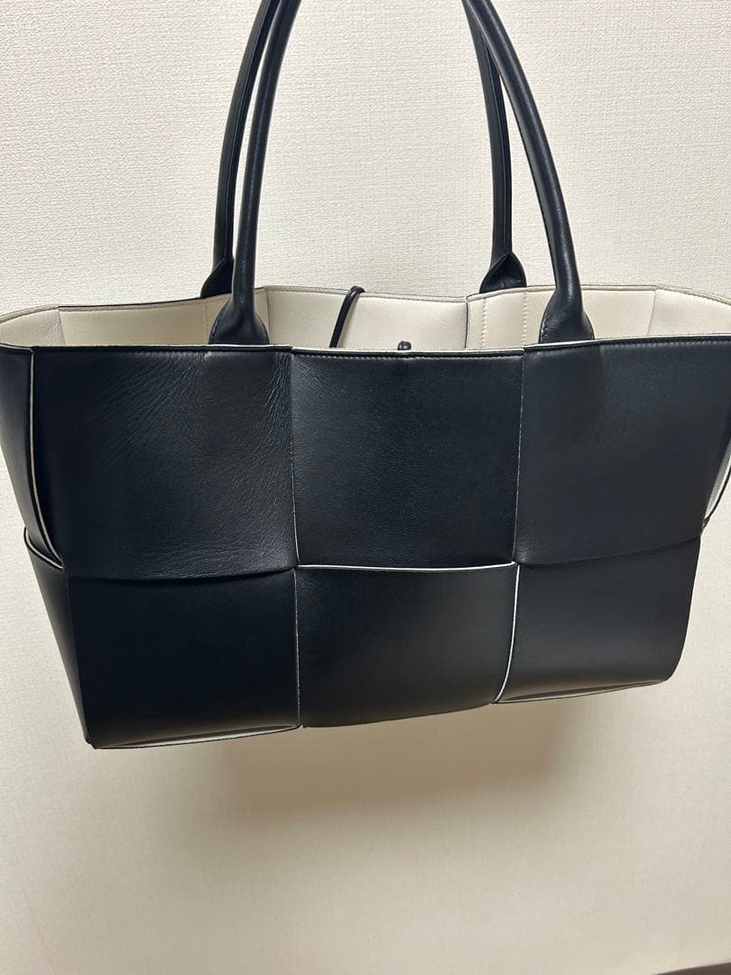 BOTTEGA VENETA ブラックレザーバッグ