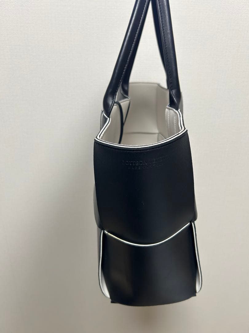 BOTTEGA VENETA ブラックレザーバッグ