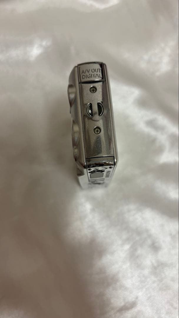 Canonのデジタルカメラ IXY DIGITAL60とバッテリーチャージャー