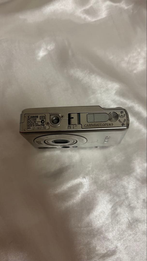 Canonのデジタルカメラ IXY DIGITAL60とバッテリーチャージャー