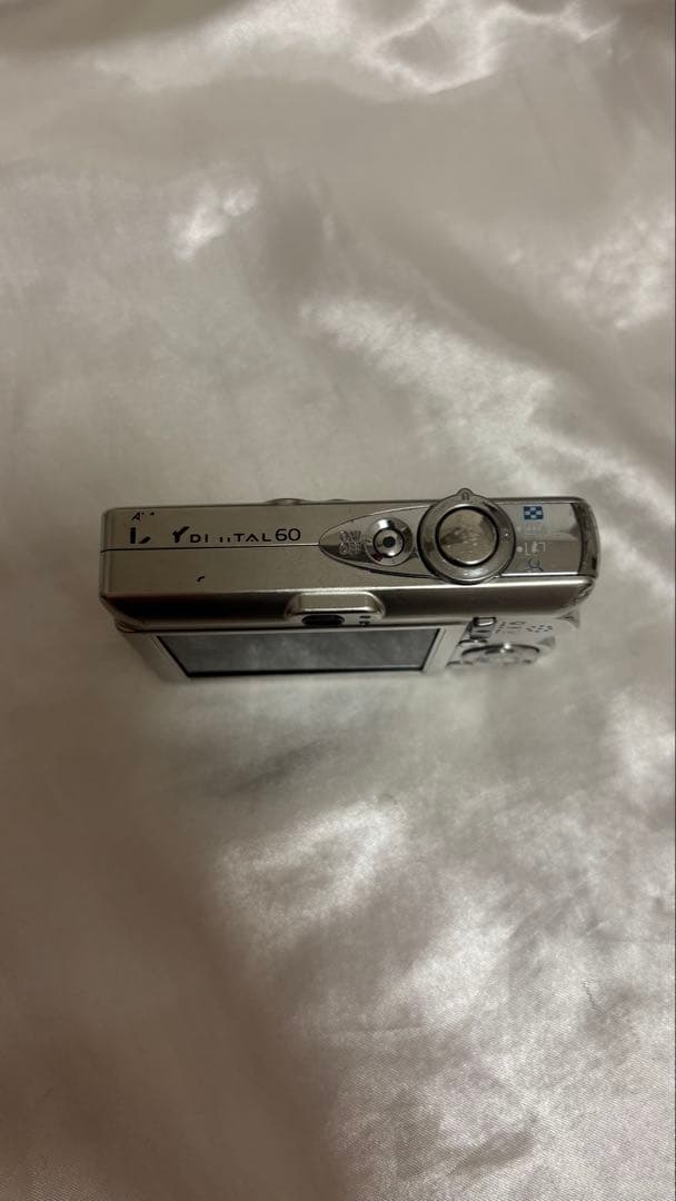 Canonのデジタルカメラ IXY DIGITAL60とバッテリーチャージャー