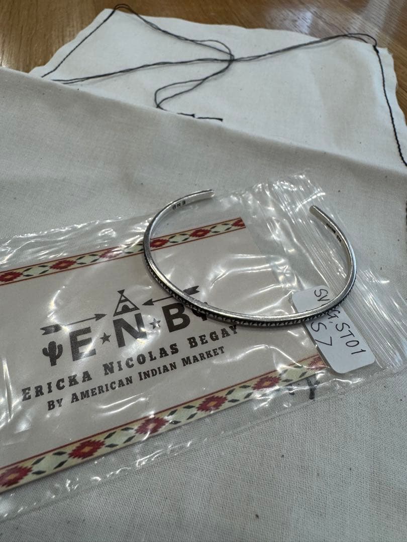 エリッカニコラスビゲイ　ハンドメイドバングルシャイニー