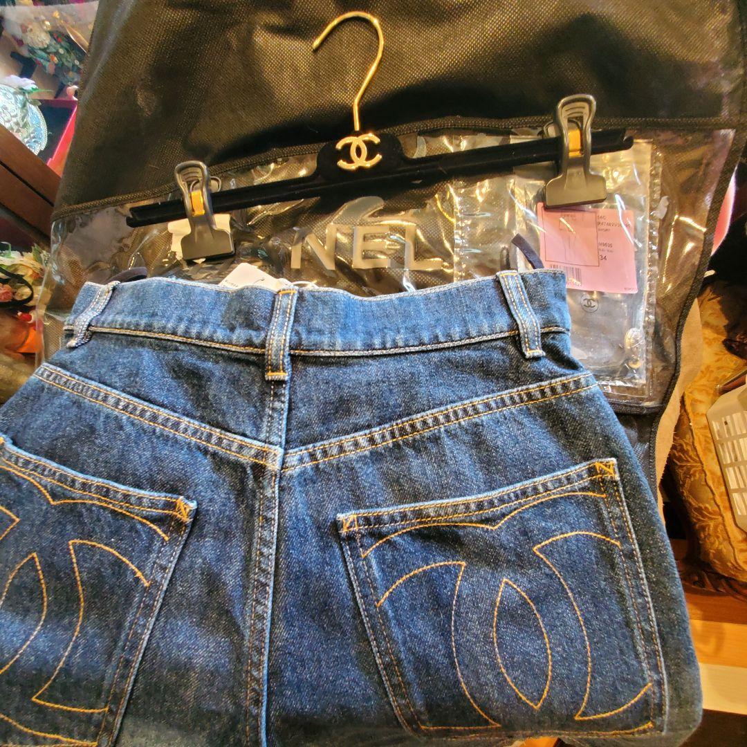 レア!未使用　CHANEL ロゴステッチ　デニムショートパンツ 　34 シャネル