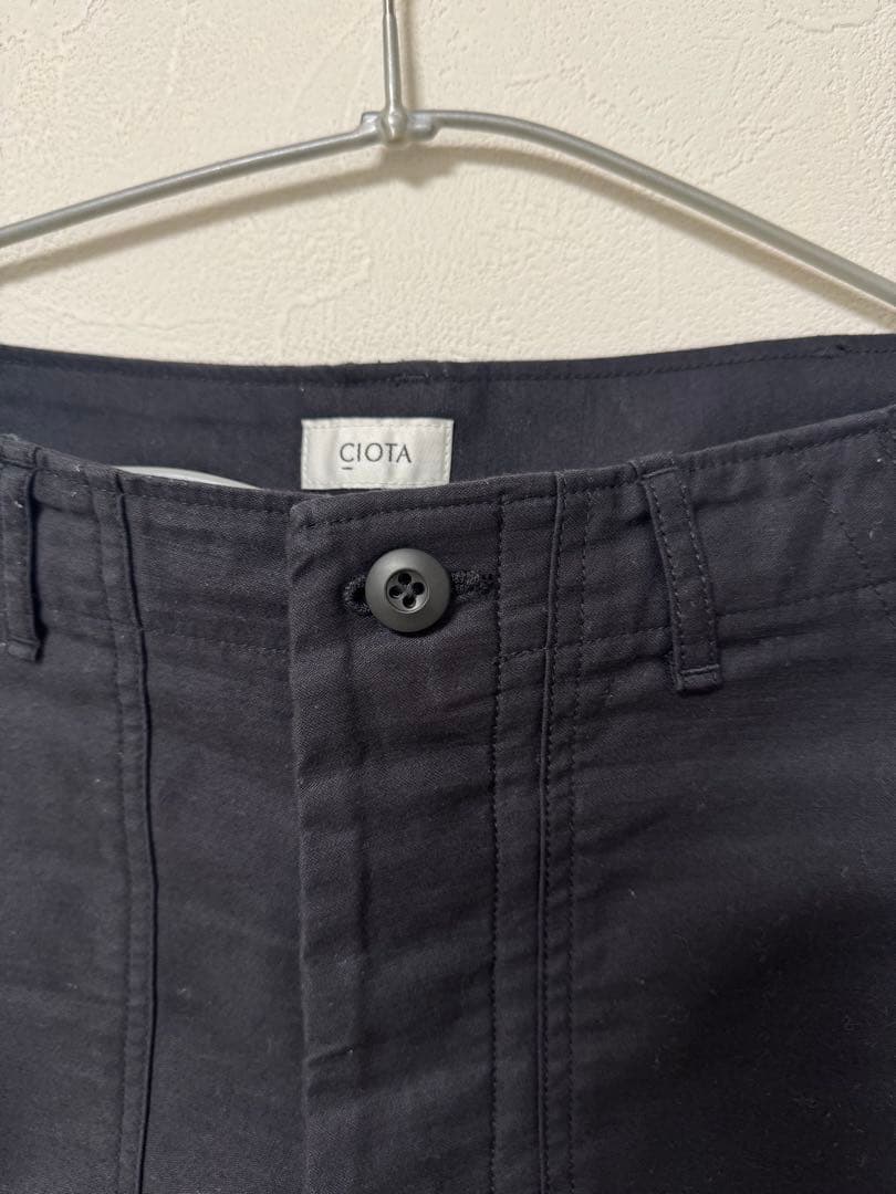 CIOTAスビンコットンムラ糸バックサテンベイカーパンツ　サイズ4