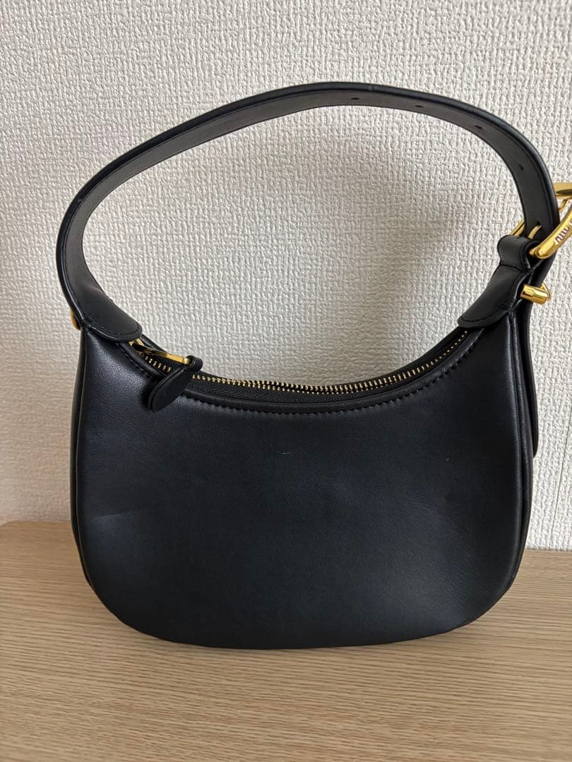 miu miu 黒 レザー ショルダーバッグ