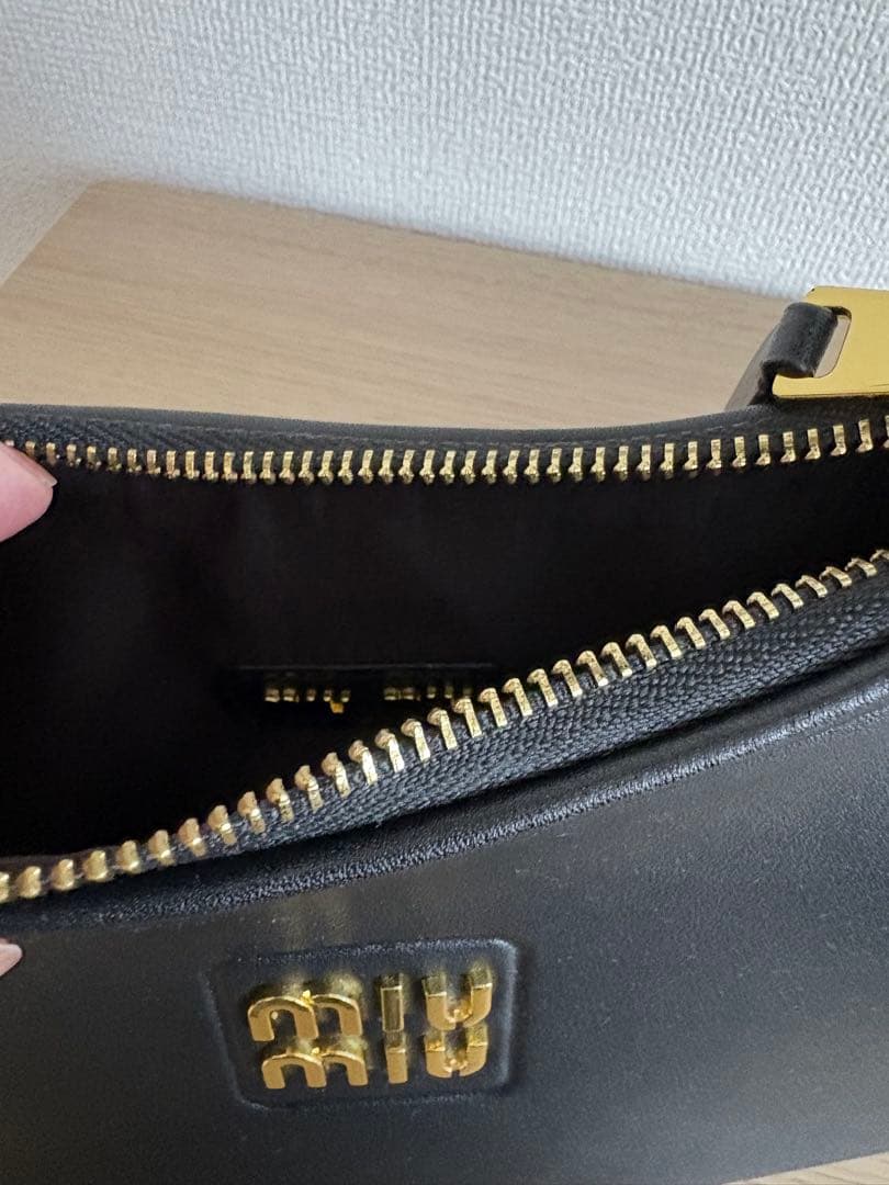 miu miu 黒 レザー ショルダーバッグ