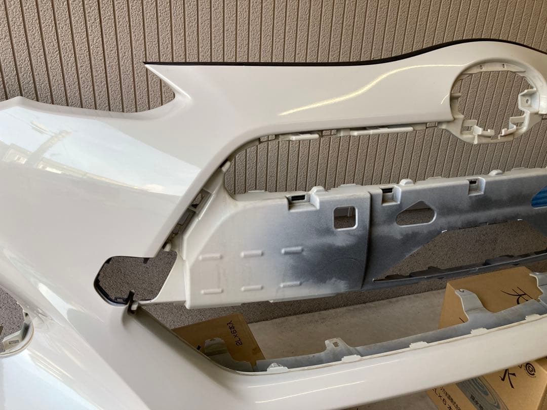 トヨタ アクア NHP10フロントバンパー　純正