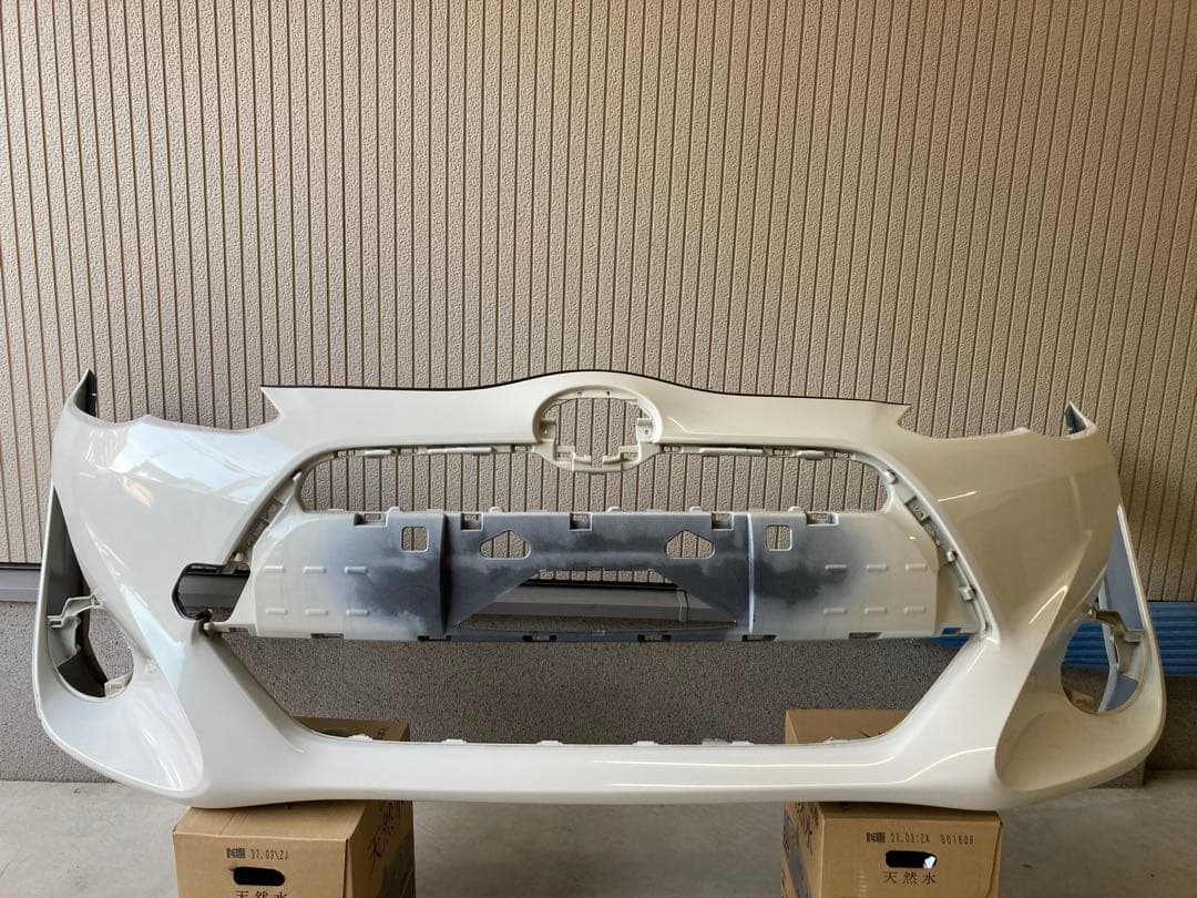 トヨタ アクア NHP10フロントバンパー　純正