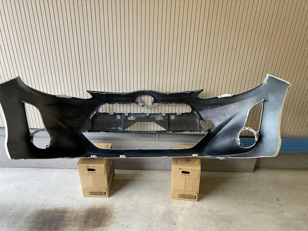 トヨタ アクア NHP10フロントバンパー　純正