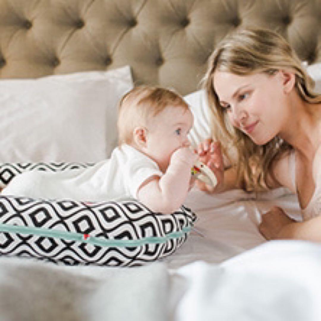 ドッカトット DockATot デラックス ベビーベッド 添い寝　トイアーチ