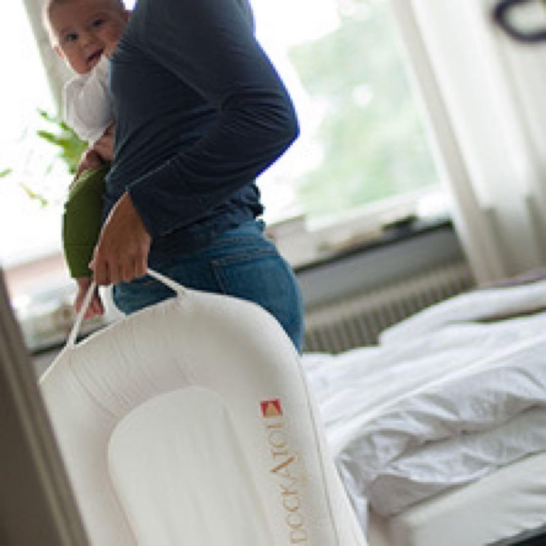 ドッカトット DockATot デラックス ベビーベッド 添い寝　トイアーチ