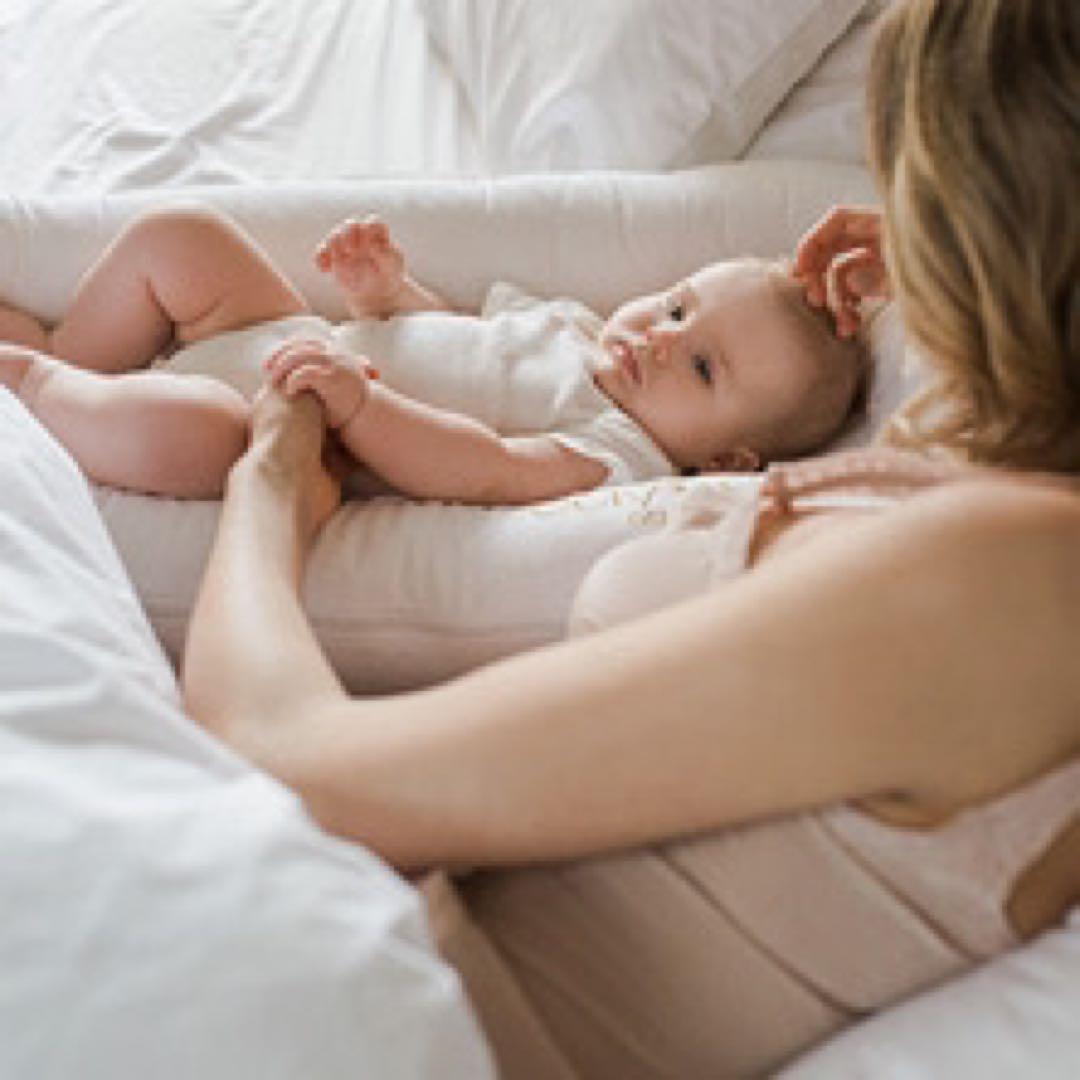 ドッカトット DockATot デラックス ベビーベッド 添い寝　トイアーチ