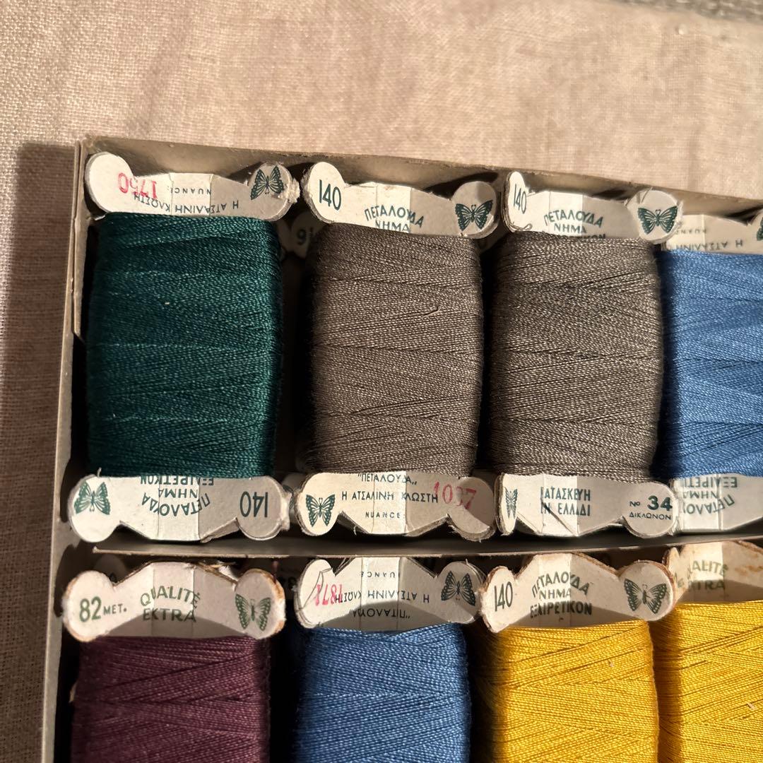 海外ビンテージ　蝶のロゴ　ソーイング　裁縫糸　立体糸巻き12個　箱付きAセット