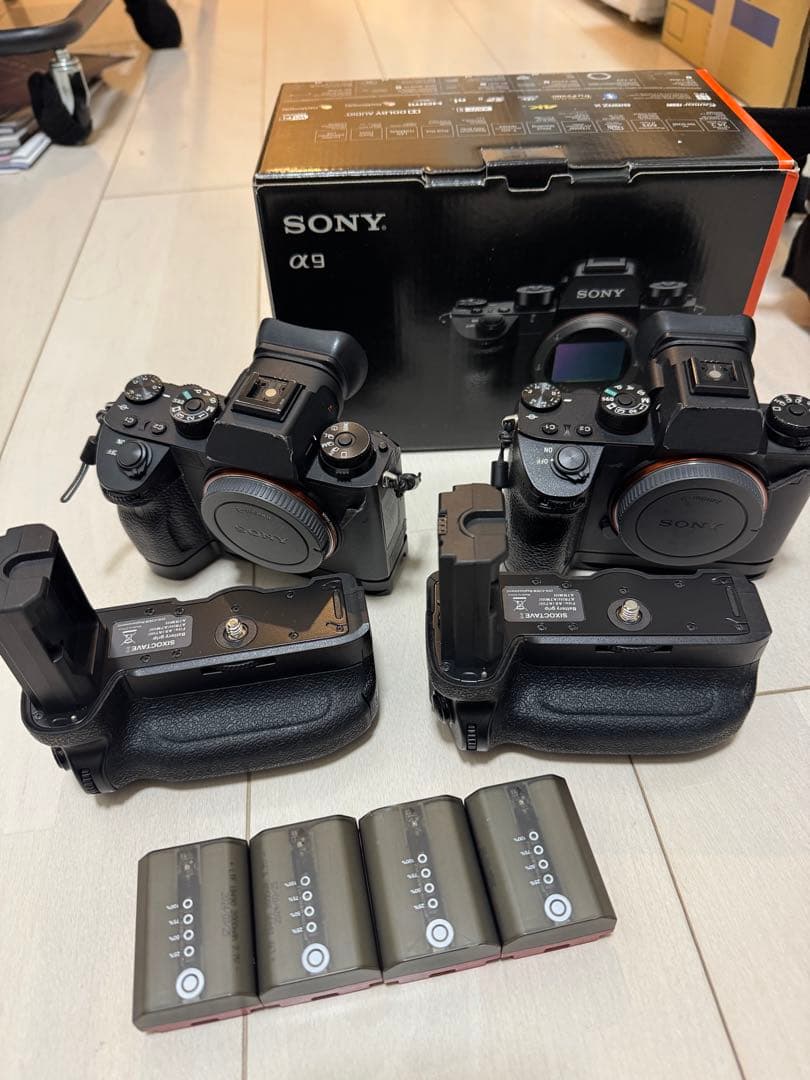 Sony α9 初代　それぞれ互換縦グリップ付き　残量表示対応バッテリー4個付属
