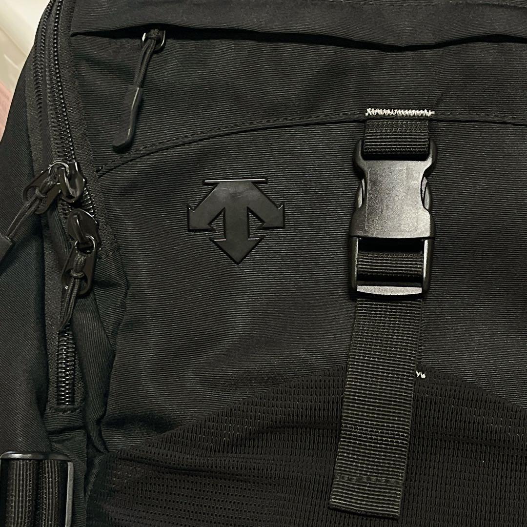 極美品　DESCENTE デイパック バックパック リュック 黒