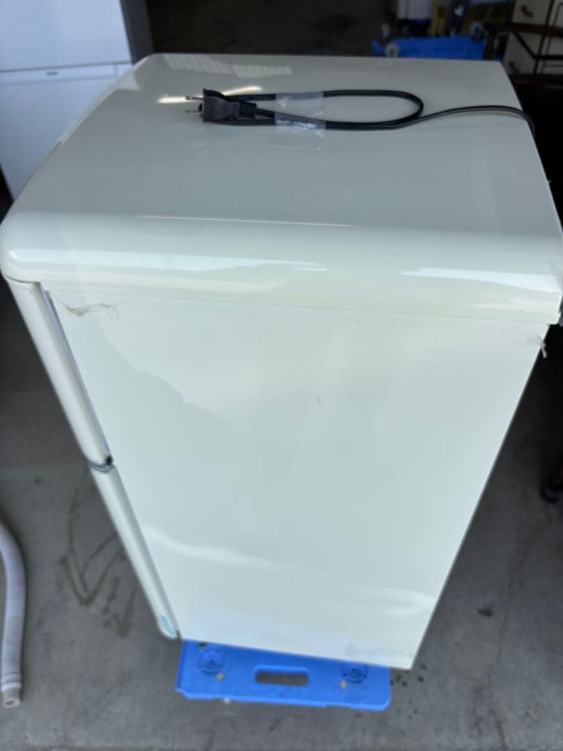 美品 2024年製 レトロな冷蔵冷凍庫 81L ホワイト