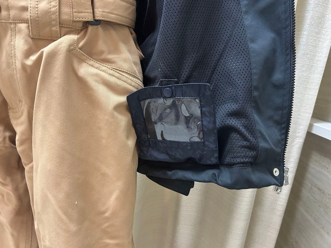 【新品】スノーボードウェアセット（ジャケット、パンツ、靴下）