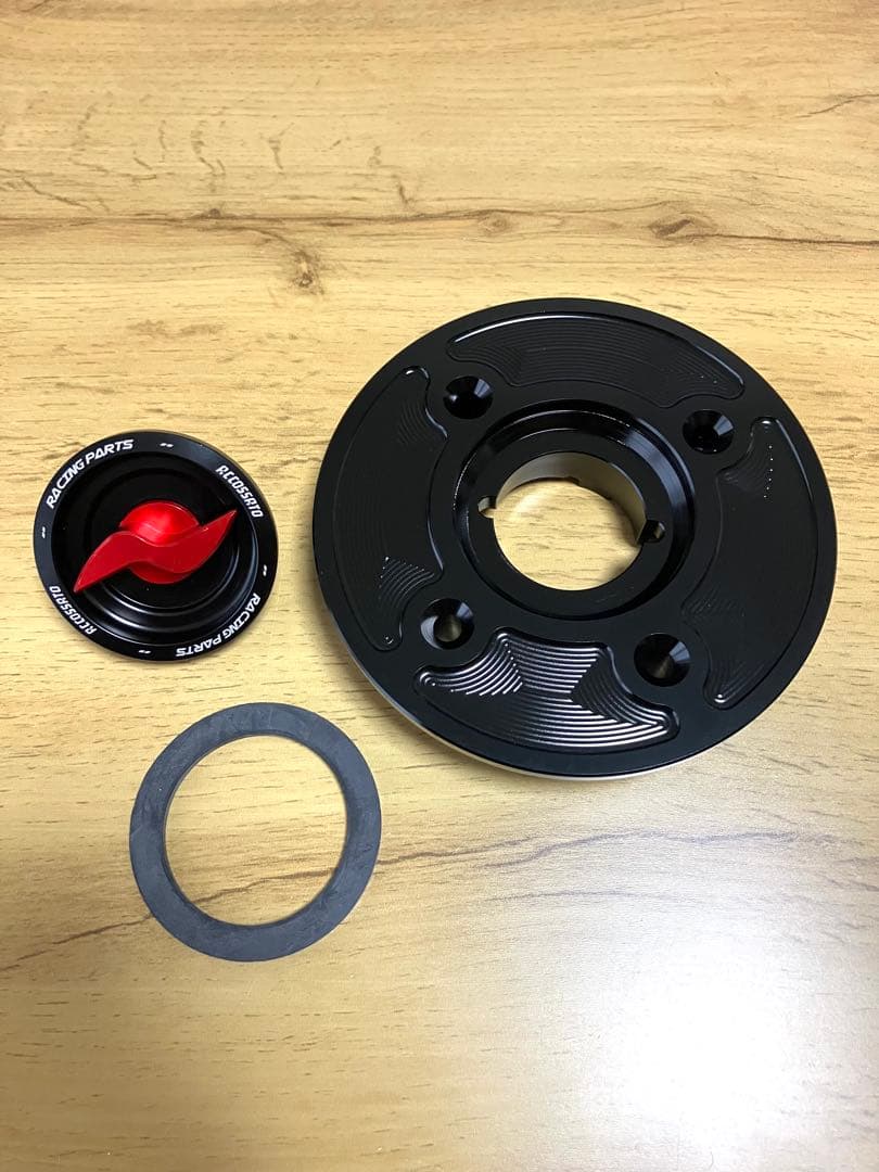 新品未使用　アコサット　タンクキャップ　Kawasaki車　汎用性（高）レッド