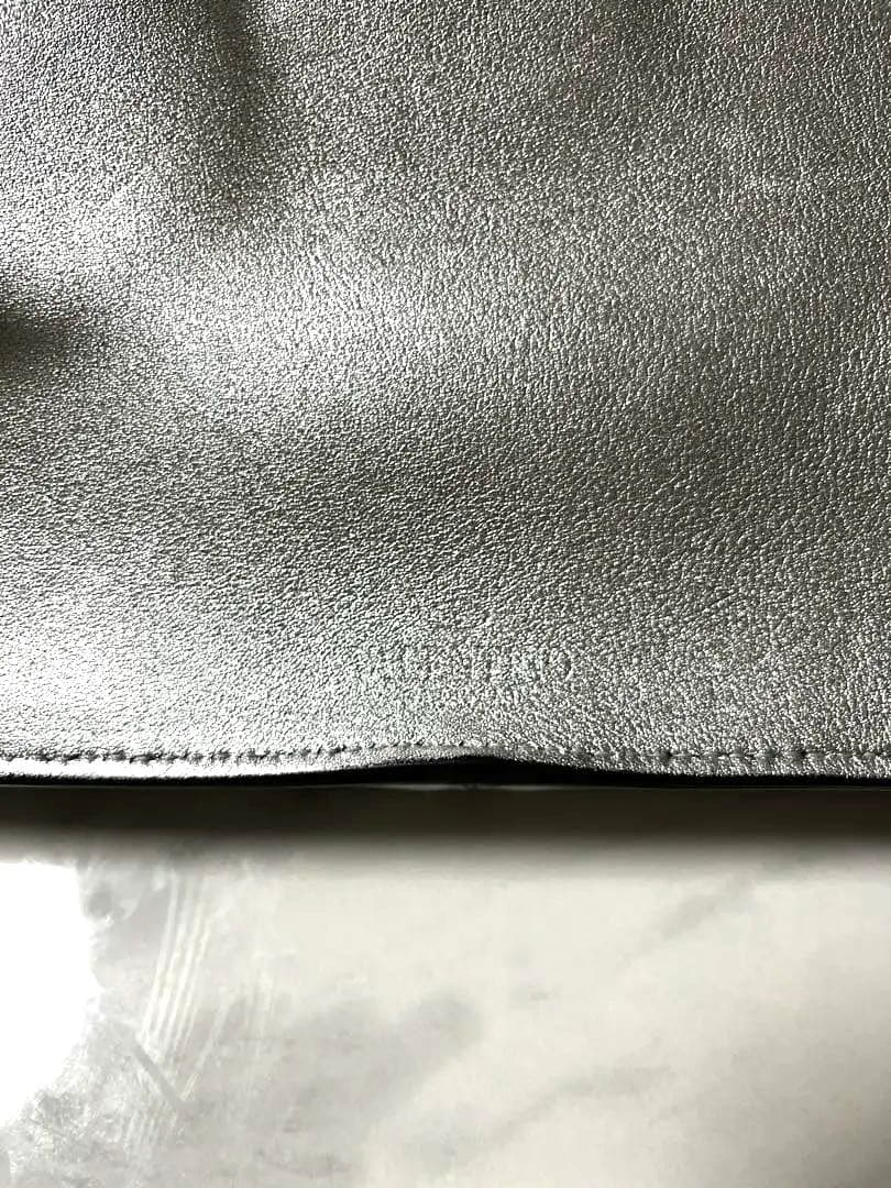 VALENTINO ヴァレンティノガラヴァーニ　シルバー ボディバッグ VLTN