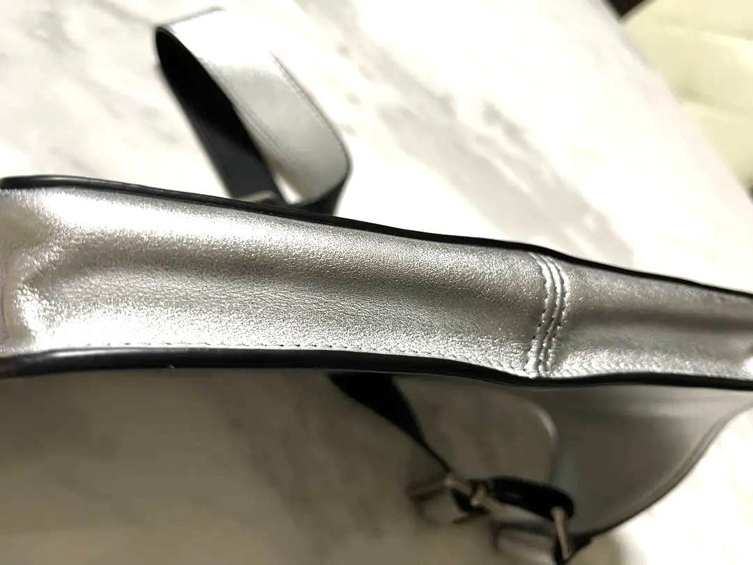 VALENTINO ヴァレンティノガラヴァーニ　シルバー ボディバッグ VLTN