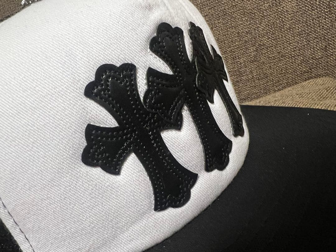 クロスモチーフ トラッカーキャップ 白黒 (CHROME HEARTS)