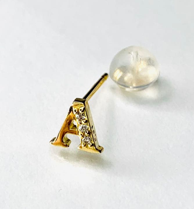 K18YGダイアモンドスタッドピアス イニシャルA 0.01ct
