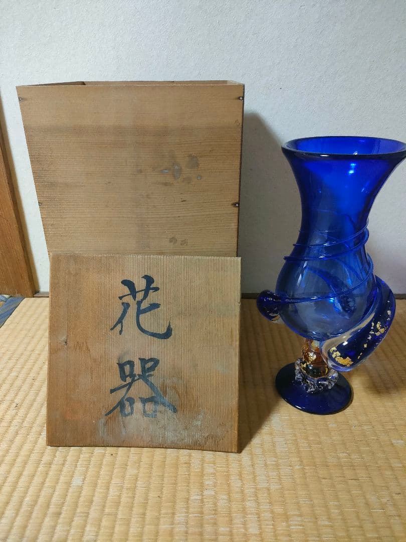 ⭐黒木国昭　サイン入り　青色ガラス 金色装飾　花器⭐　最終値下げしました。