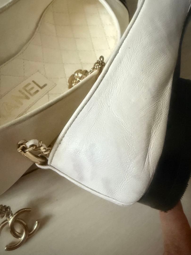 シャネル ホワイト/ブラック チェーン フラットシューズ　37