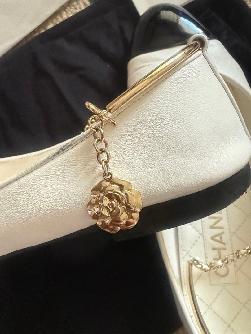 シャネル ホワイト/ブラック チェーン フラットシューズ　37