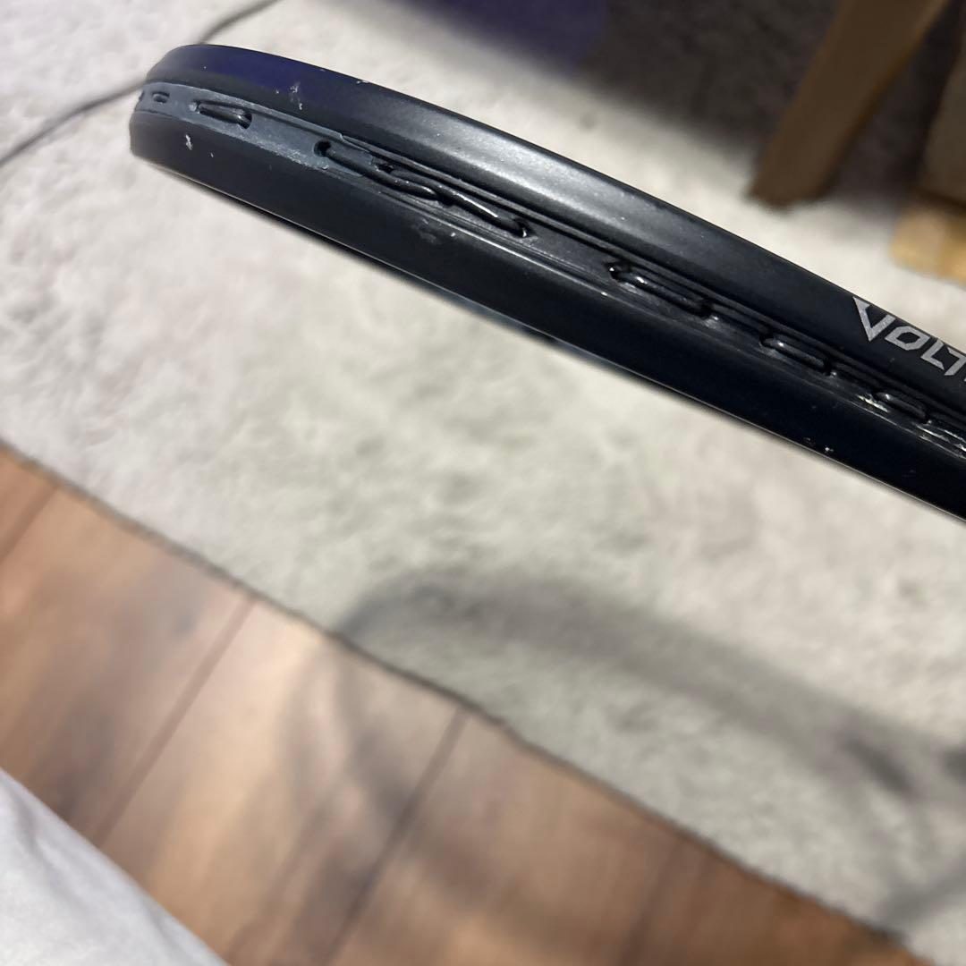 ソフトテニスボルトレイジ8SガットはVスパーク28ポンドです。