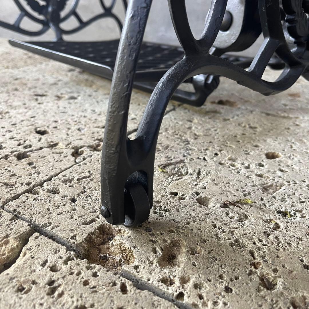 イギリス　アンティークミシン脚テーブル　SINGER 足踏みミシン　網目　鉄脚