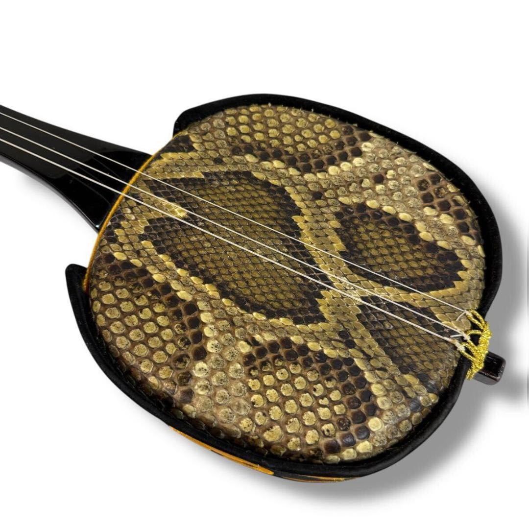 【美品】三線 沖縄三線 本蛇皮 張り本皮 全長約80cm ソフトケース付き