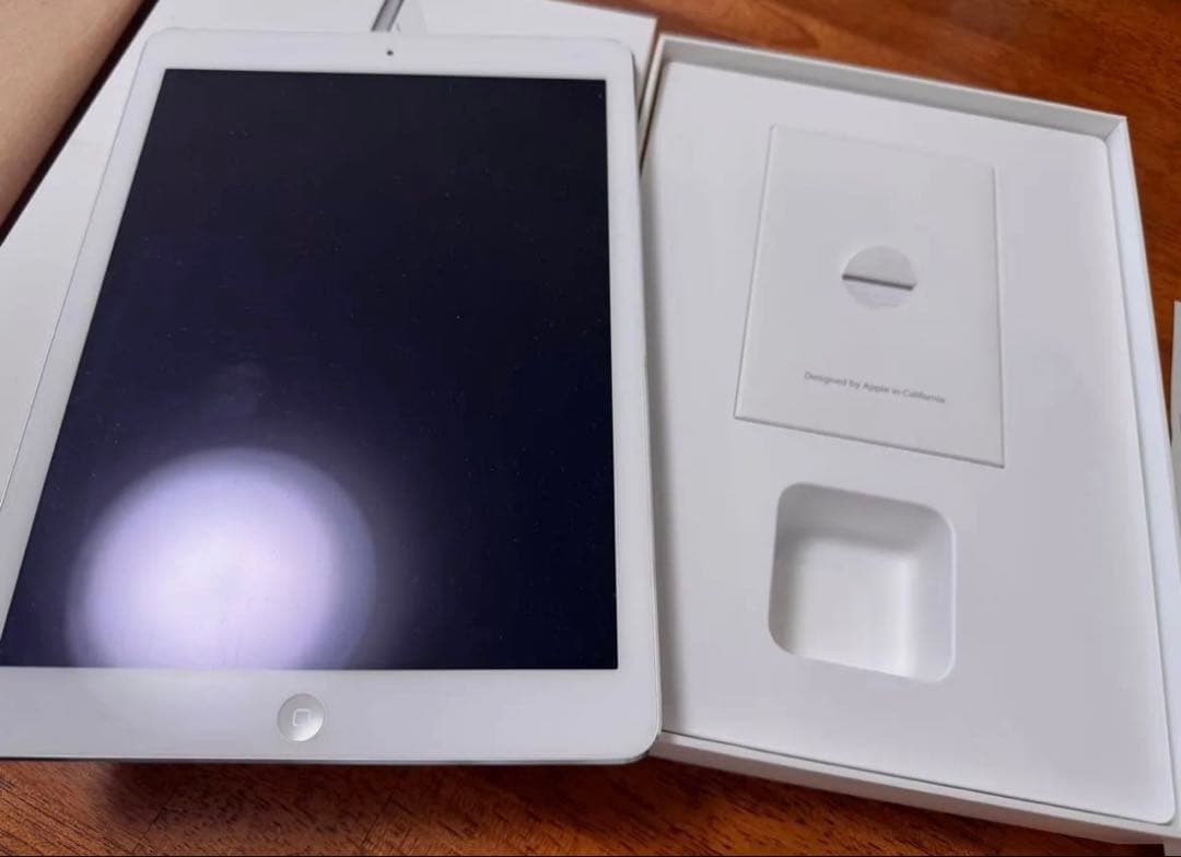 iPad Air Wi-Fi モデル32GB MD789J/B シルバー初期化済