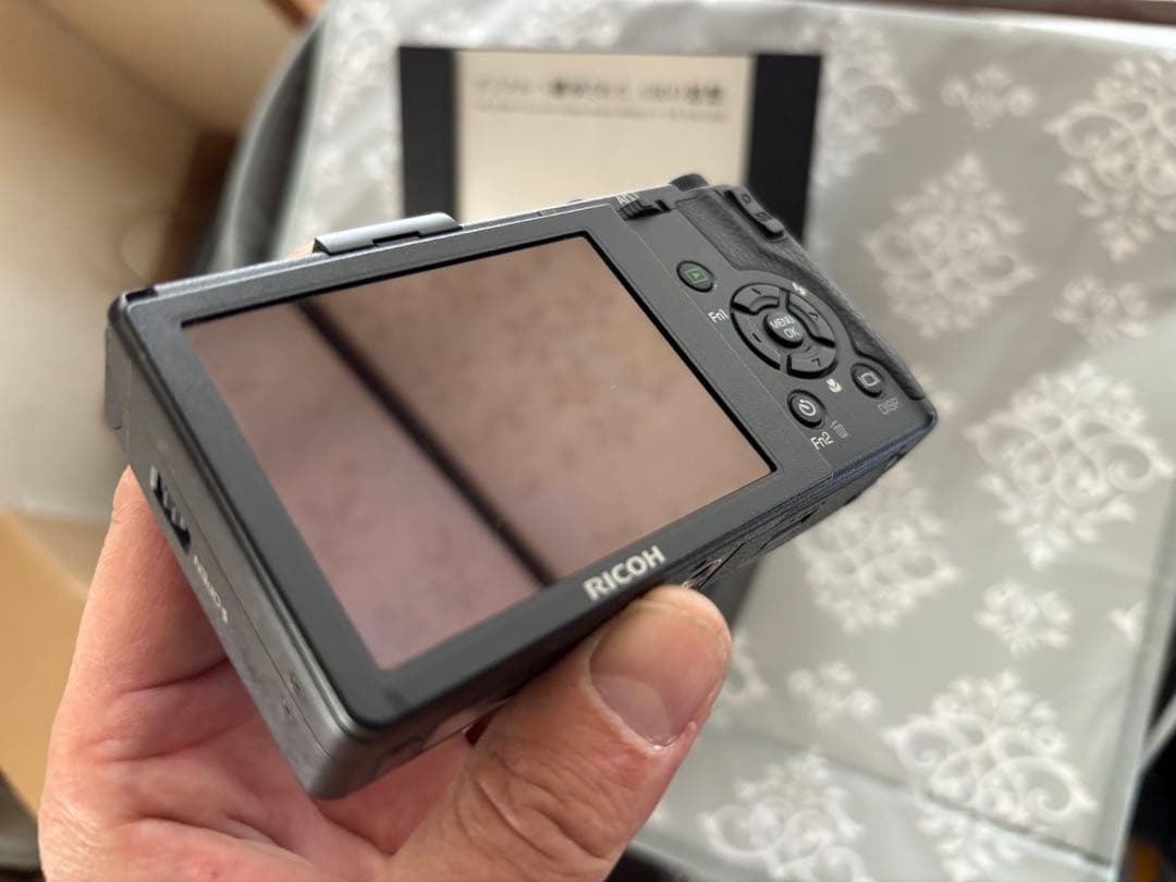 RICOH GR DIGITAL III 純正本革ケースと予備バッテリー付き