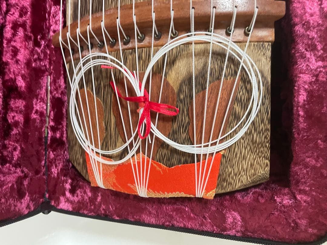 木製琴 13弦 赤い装飾付き