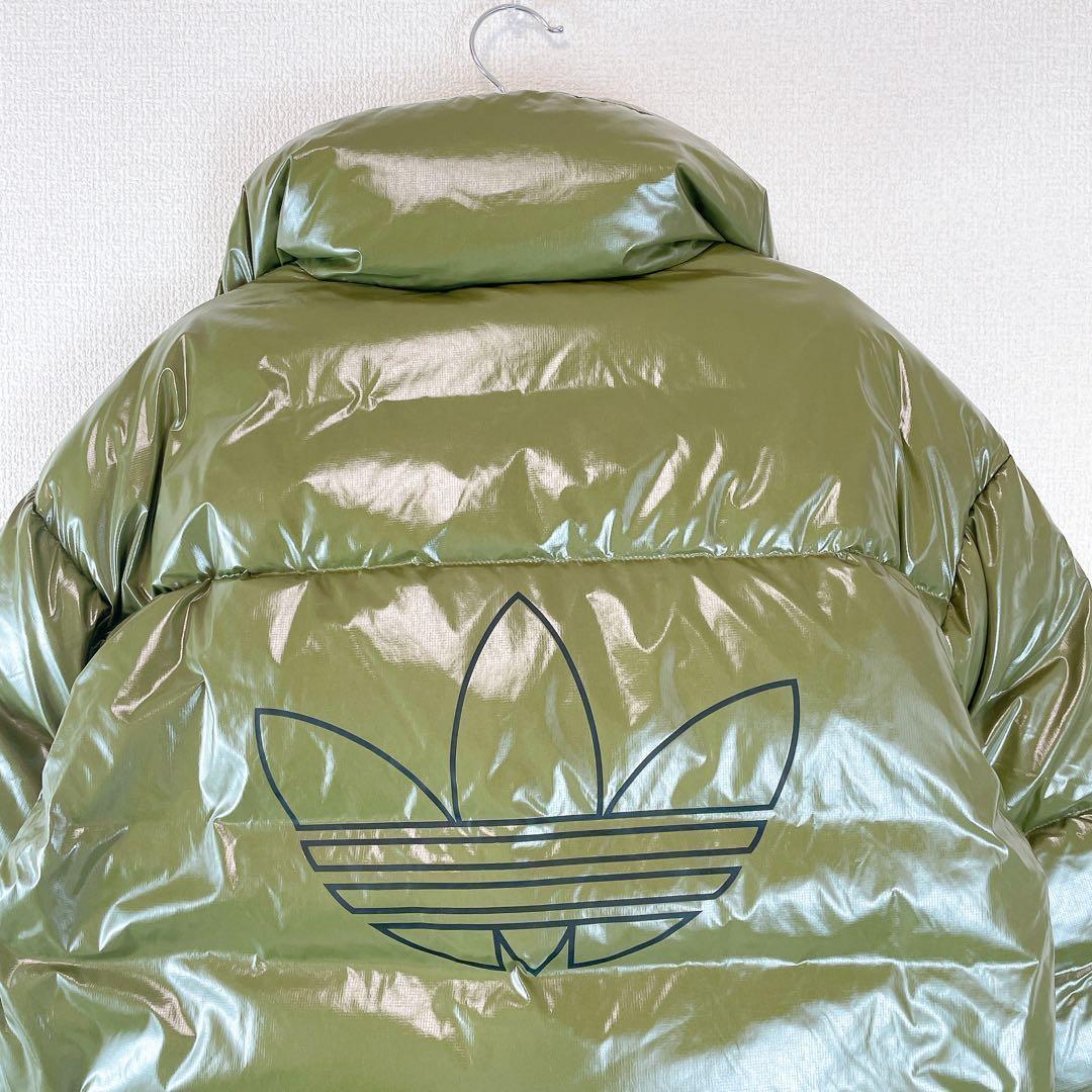 新品✨タグ付き アディダス 光沢エナメル調ダウンジャケット オリーブグリーン