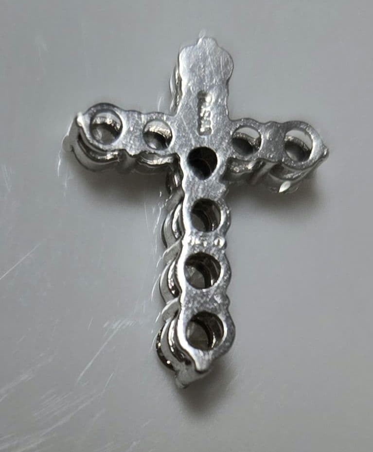 Dさま　クロス型ネックレスチャーム